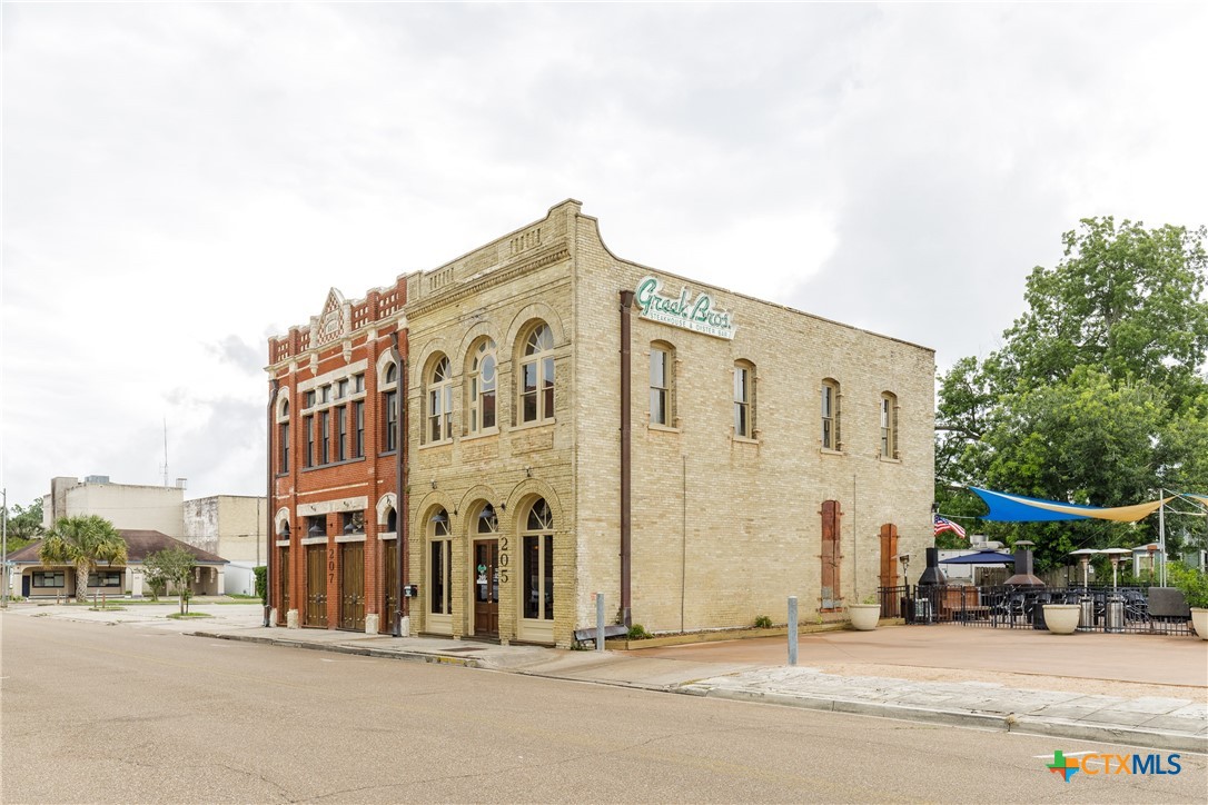 205 1/2 E Constitution Street Property Photo 4