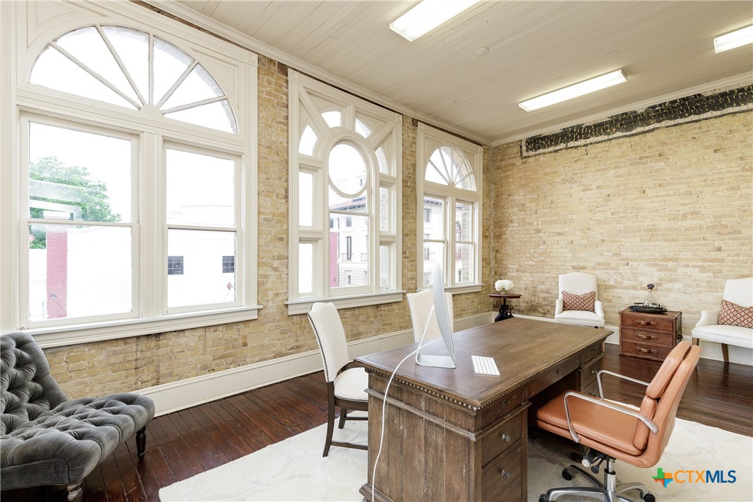 205 1/2 E Constitution Street Property Photo 10