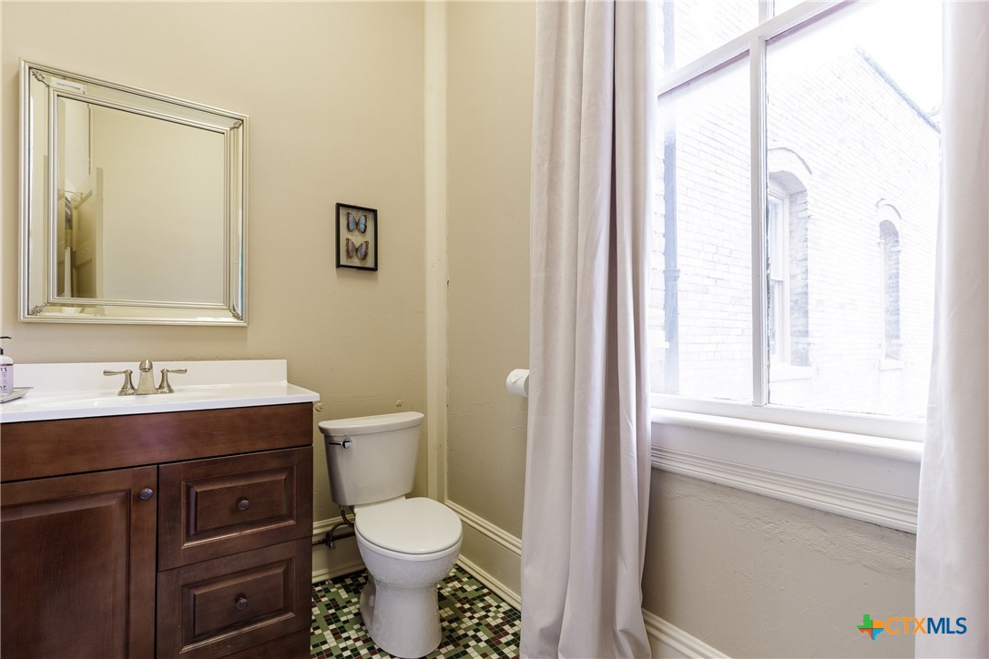 205 1/2 E Constitution Street Property Photo 12
