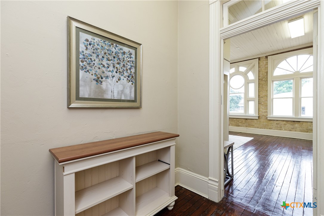 205 1/2 E Constitution Street Property Photo 13