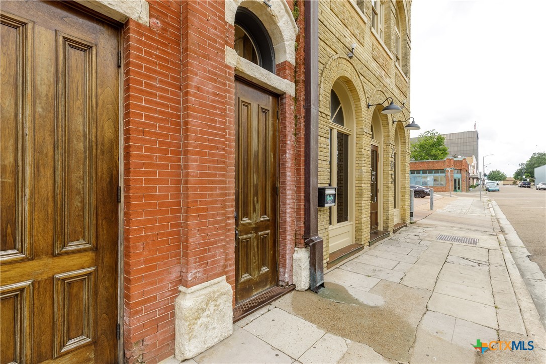 205 1/2 E Constitution Street Property Photo 17