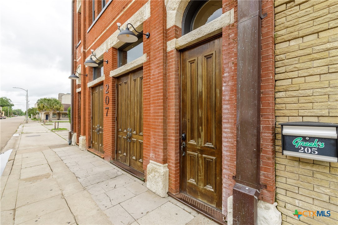 205 1/2 E Constitution Street Property Photo 18