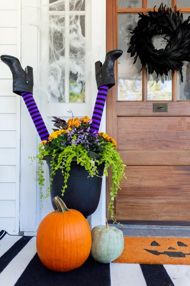 3 Ways to Put Outdoor Planters to Good Use This Halloween Main Photo